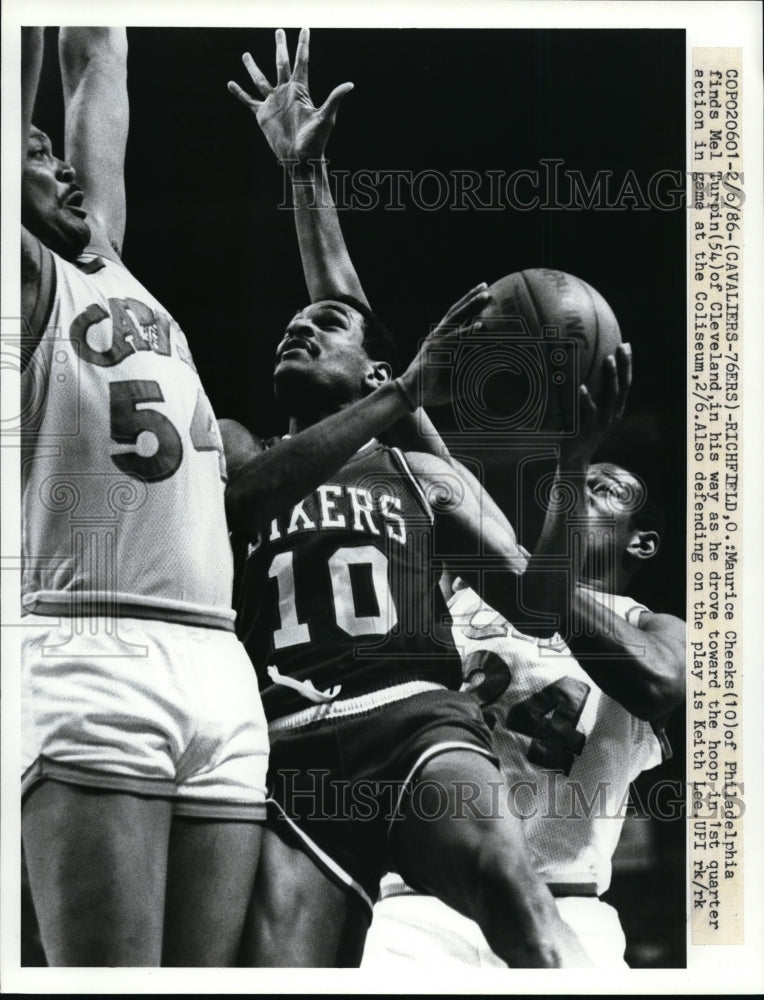 1986 Press Photo Richfield Ohio Maurice Cheeks of 76ers vs Cavs Mel Turpin- Historic Images