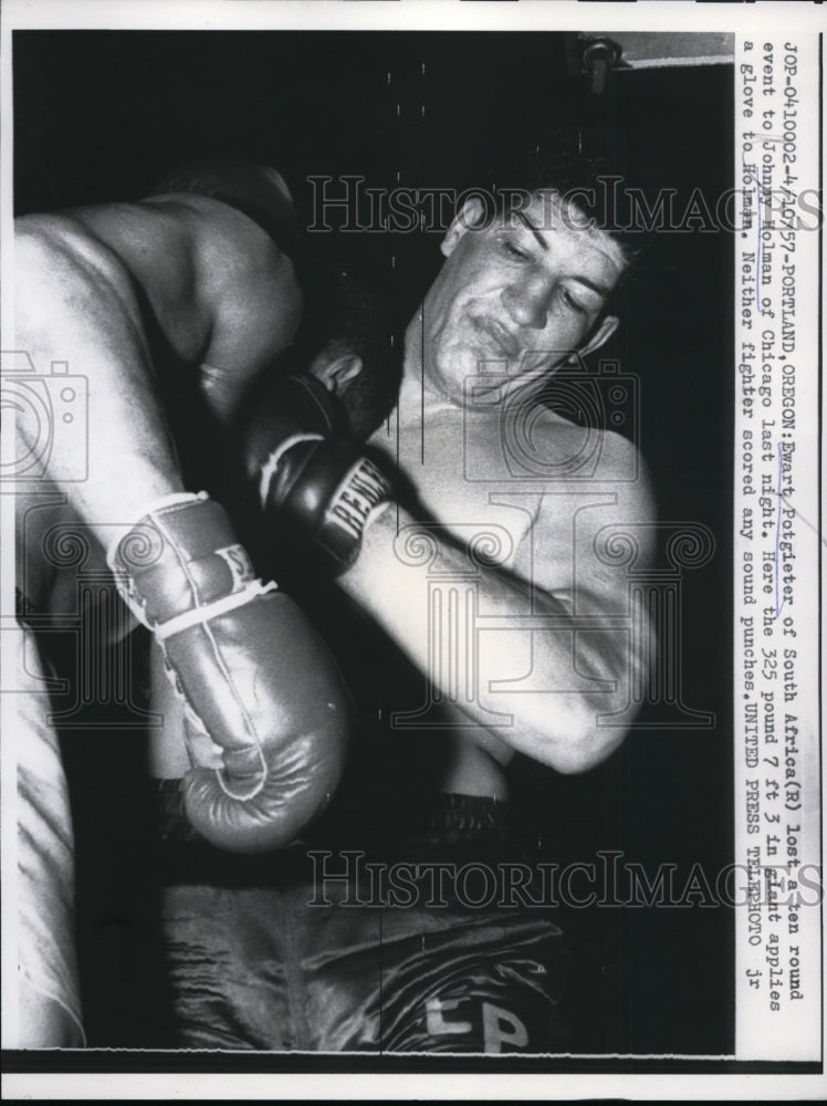 1957 Press Photo Poirtland Oregon Ewart Potgieter vs Johnny Holman - nes32300- Historic Images