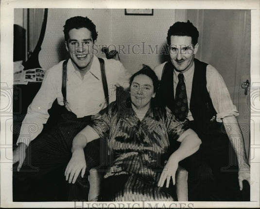 1940 Press Photo Pittsburgh Pa Boxer Billy Cohn & parents at home - nes32322- Historic Images