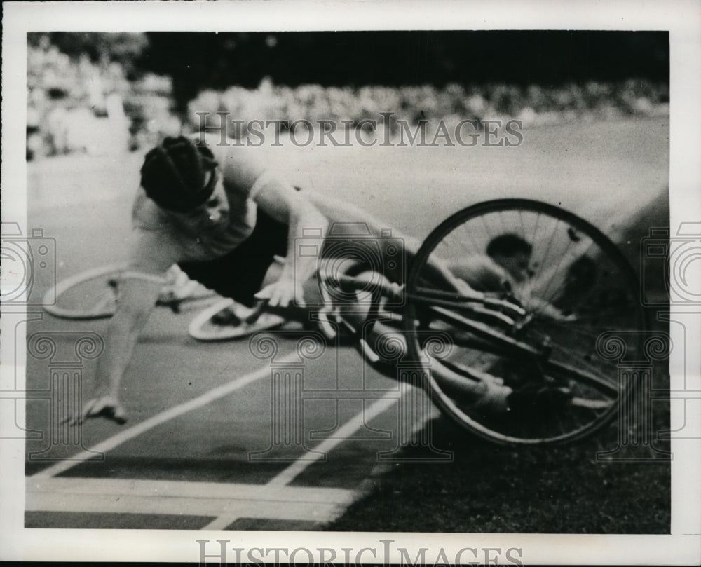 1948 Press Photo London L Rocca of Uruguay falls from bike Holland Hijzelendoorn- Historic Images