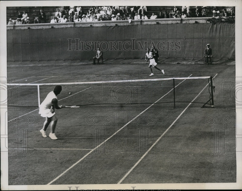 Load image into Gallery viewer, 1934 Press Photo Betty Nuthall vs Baroness Maude Levi at Forest Hills tennis
