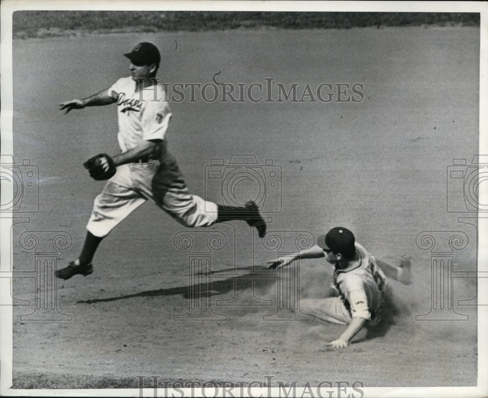 1942 Press Photo Pirates Pete Coscarart out at 2nd vs Billy Herman Dodgers- Historic Images