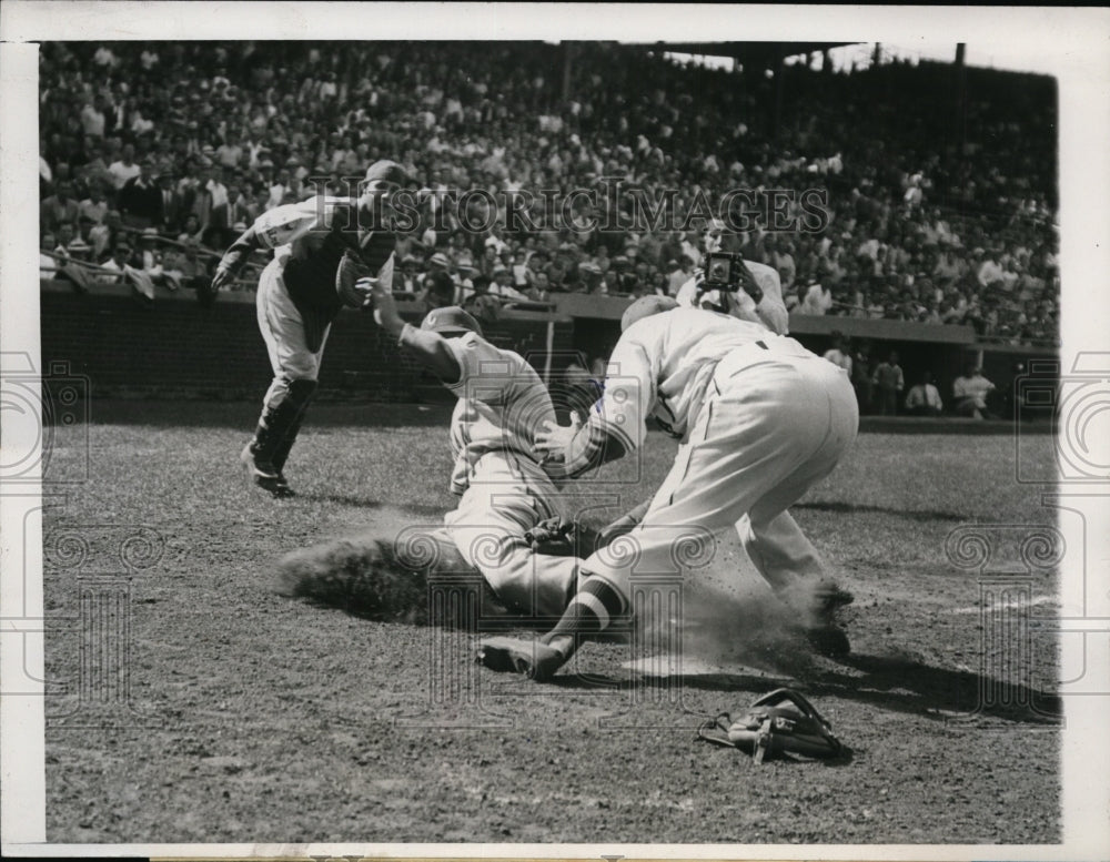 1946 Press Photo Jack Thrush 3rd baseman for Eastern Team tagged out at plate- Historic Images