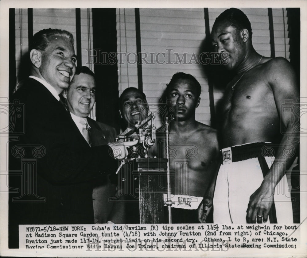 1951 Press Photo Cubas Kid Galivan weighs in at 145 lbs for bout with Bratton- Historic Images