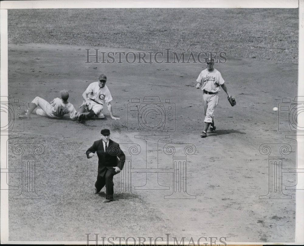 1947 Press Photo Cubs Andy Pafko knocks down Dodger shortstop Pewee Reese- Historic Images