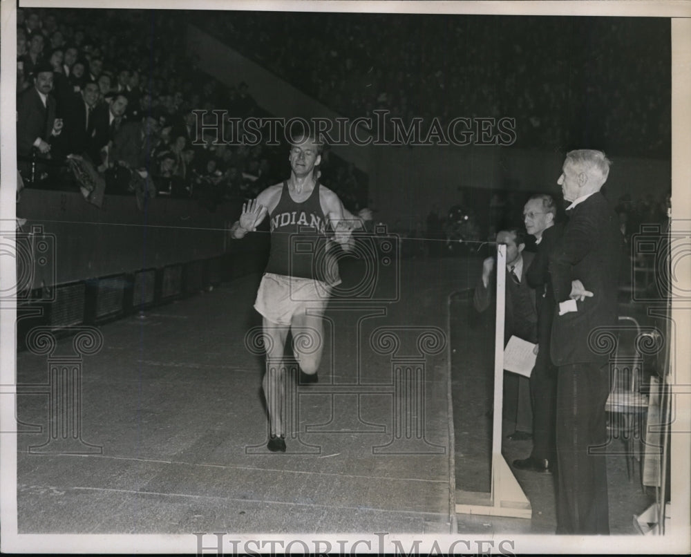1938 Press Photo Donald Lash of Indiana breaks record in 5000 meter run- Historic Images