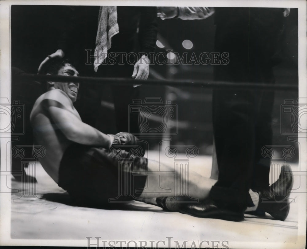 1938 Press Photo Enrico Venturi claimed foul as he was counted out vs Armstrong- Historic Images