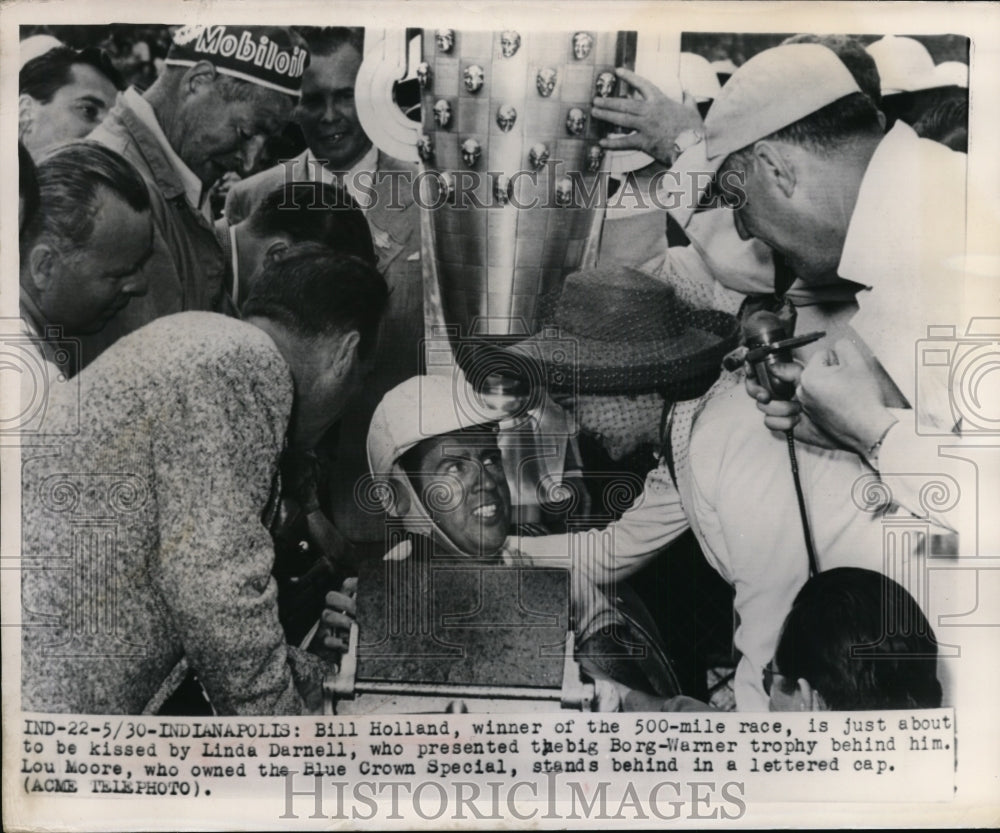 1949 Press Photo Indianapolis 500 winner Bill Holland about to be kissed- Historic Images