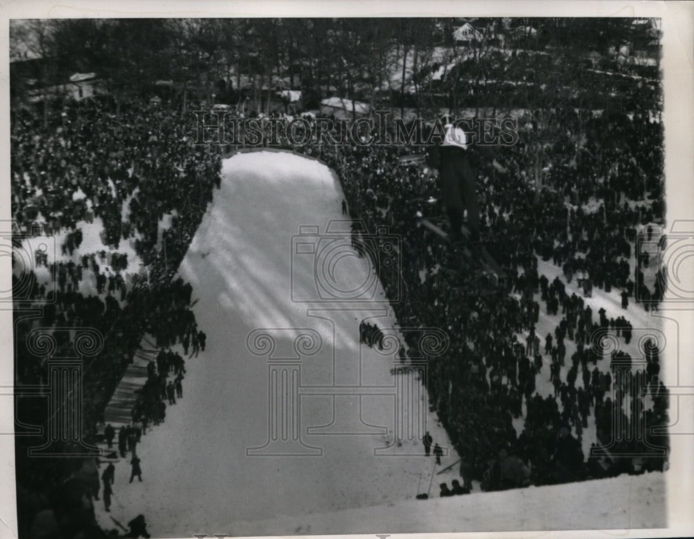 1948 Press Photo Dorothy Graves Muoha makes 1st jump in Intl Jumping Tournament- Historic Images