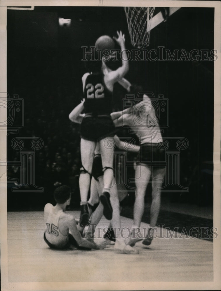 1937 Press Photo Irving Torgoff of Long Island University leaps to snare ball- Historic Images