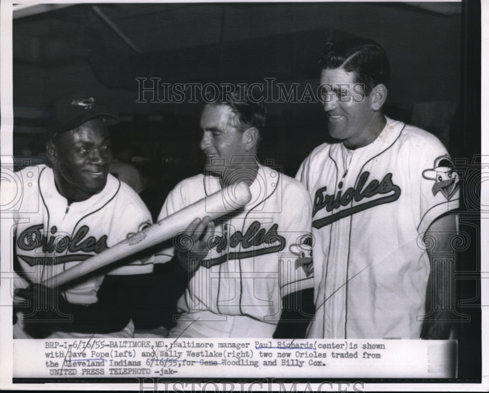 1955 Press Photo Baltimore manager Paul Richards with new players Woodling &amp; Cox- Historic Images