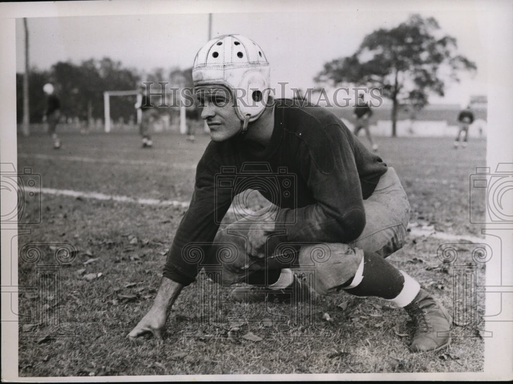 1935 Press Photo Yale guard Howard Webb Davis at practice session - nes32905- Historic Images