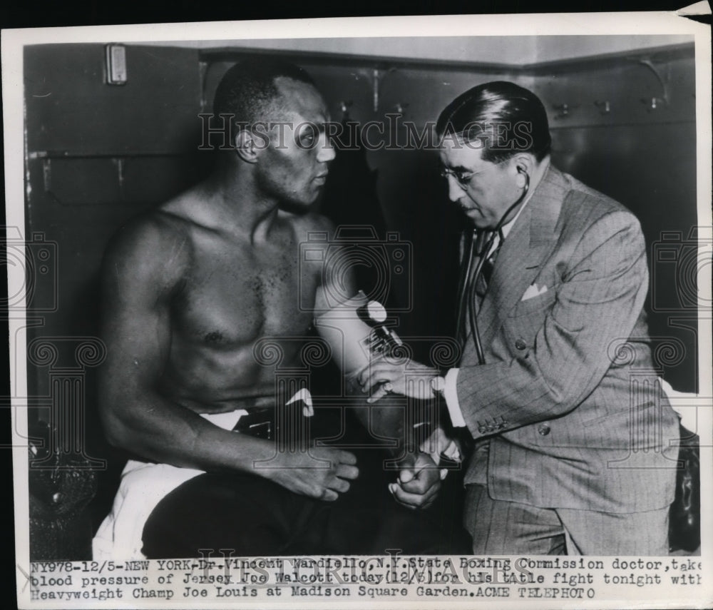 1947 Press Photo Dr Vincent Nardiello examines Jersey Joe Walcott - nes32916- Historic Images