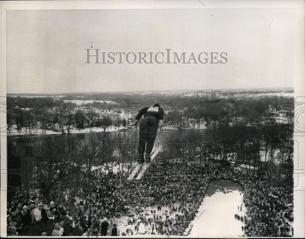 1960 Press Photo Ansten Samuelstuen soars through the air at Norge Tournament- Historic Images