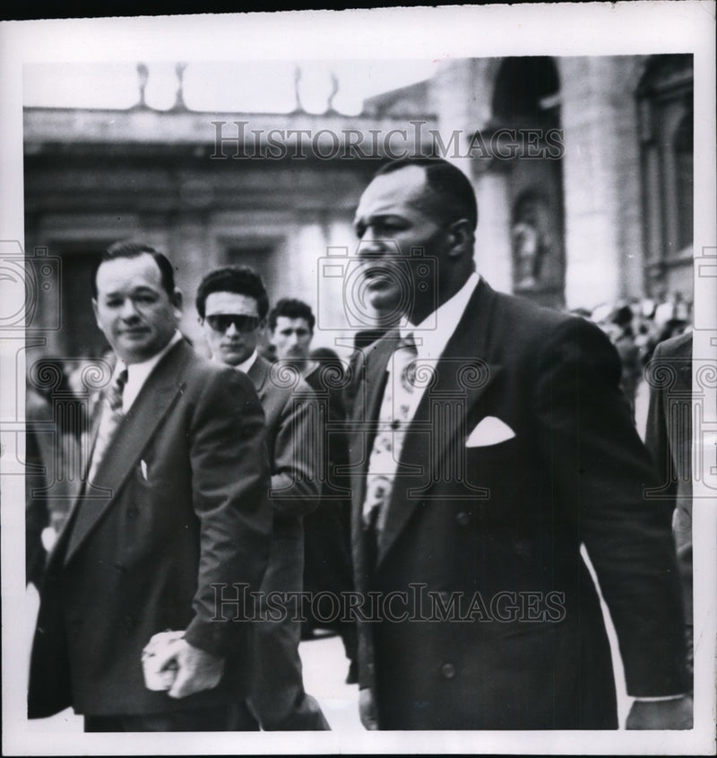 Load image into Gallery viewer, 1950 Press Photo Jersey Joe Walcott leaves St Peters Basilica with manager
