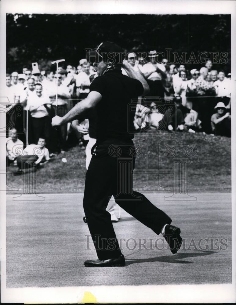 1962 Press Photo Gary Player sinks putt on 13th in 3rd round of Western Open- Historic Images