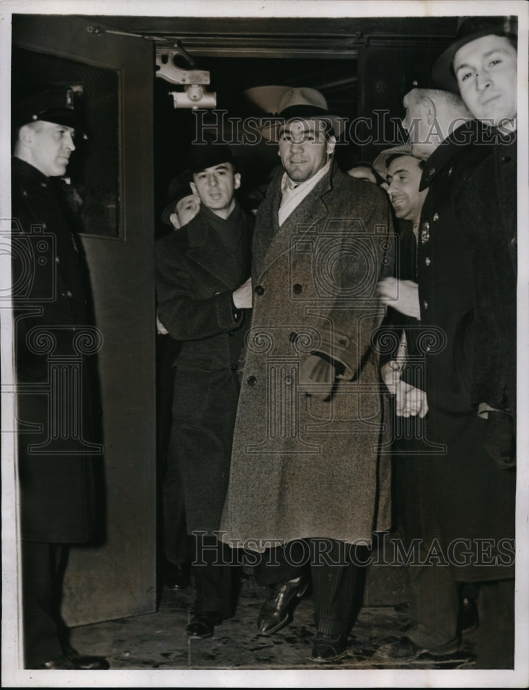 1938 Press Photo Boxer Nathan Mann leaves Madison Square Garden after weigh in- Historic Images