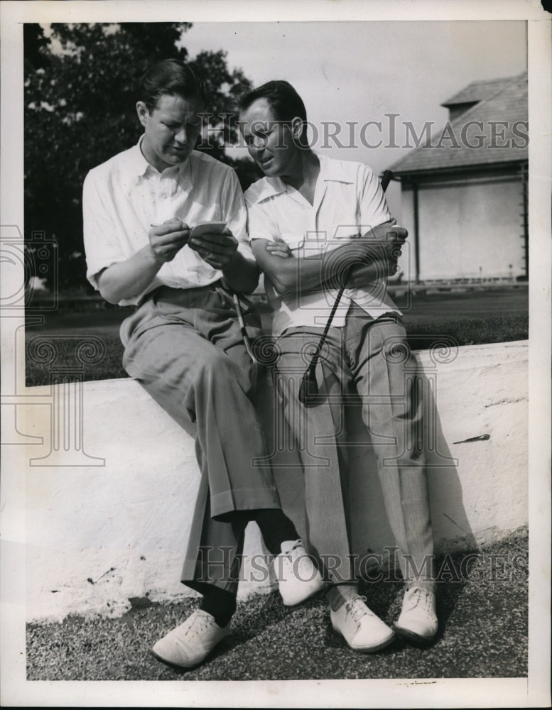 1939 Press Photo Byron Nelson & Paul Runyon review score cards - nes33050- Historic Images