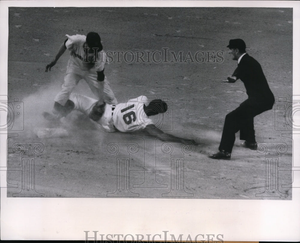 1955 Press Photo Cleveland Indian Al Smith safe at 2nd vs Jose Caldivielso- Historic Images