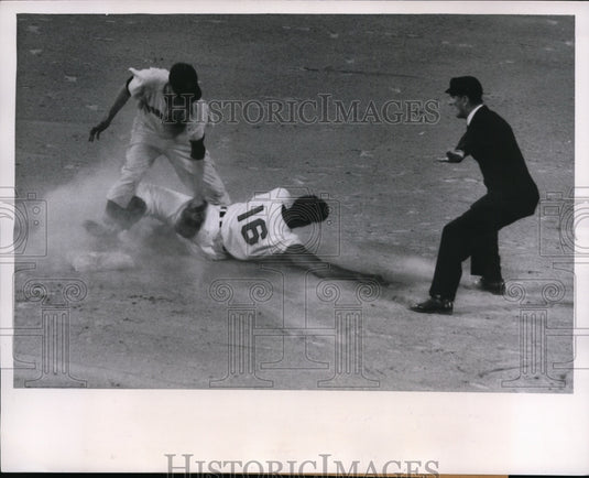 1955 Press Photo Cleveland Indian Al Smith safe at 2nd vs Jose Caldivielso- Historic Images