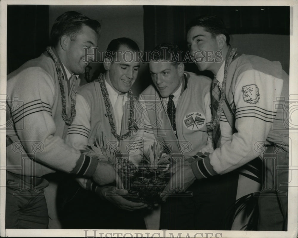 1940 Press Photo Fresno State players Ernie Poore Jack Mulkey Roy Renfro- Historic Images