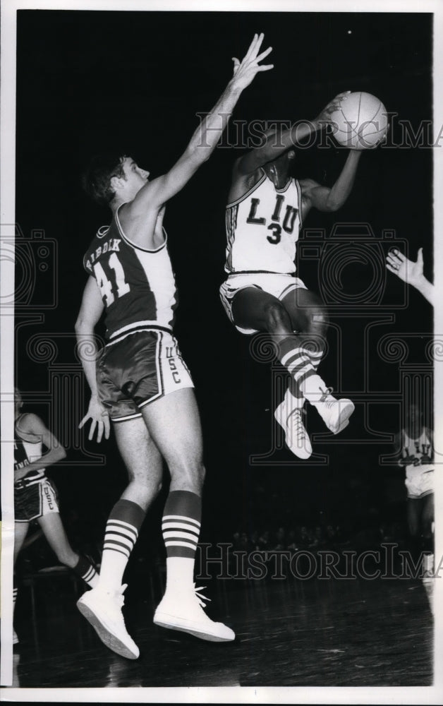 1969 Press Photo NYC Fred Ephraim of LIU vs SC John Ribeck - nes33555- Historic Images