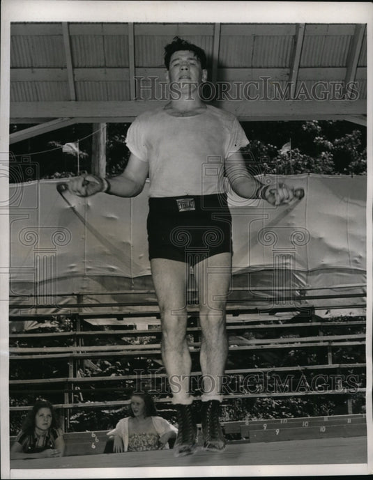 1939 Press Photo Saratoga Lake NY Bob Pastor at boxing training camp - nes33584- Historic Images