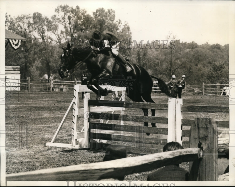 1936 Press Photo Leap Year ridden by Otis Dodson goes over jump - nes33692- Historic Images