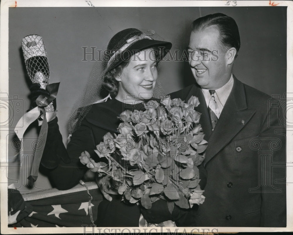 1945 Press Photo Sen &amp; Mrs Albert Chandler at aircraft carrier ceremony- Historic Images