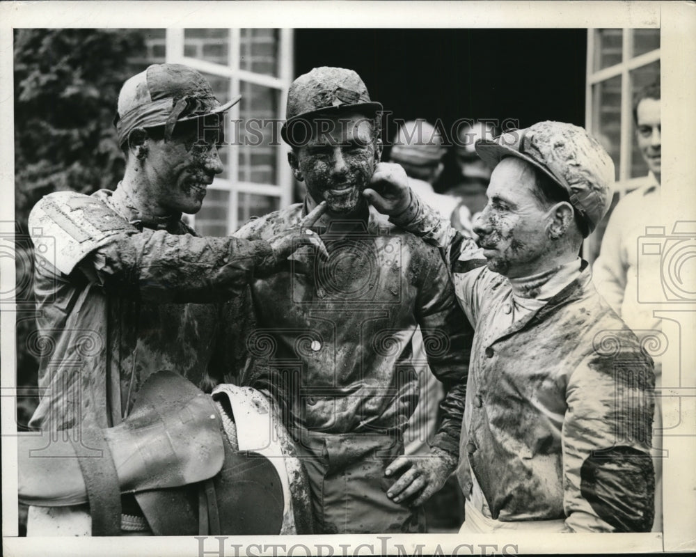 1943 Press Photo Jockeys J Cavens &amp; J Longden wipe mud from face of B Thompson- Historic Images