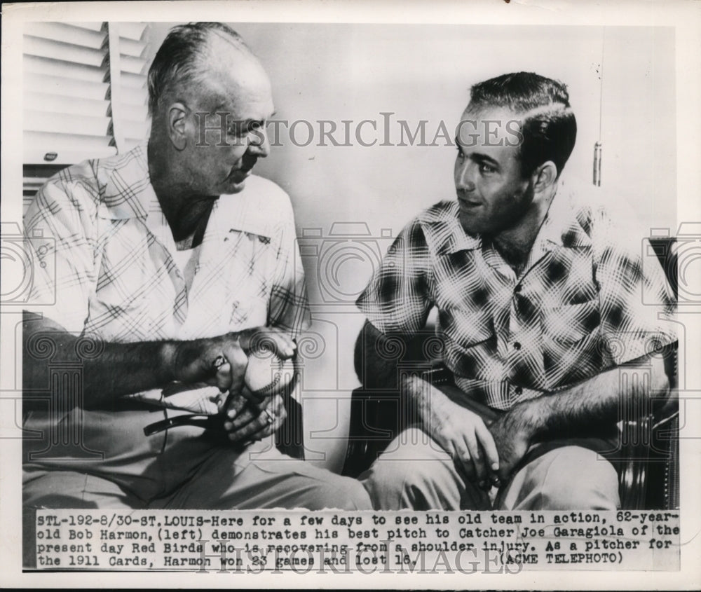 1950 Press Photo Bob Harmon demonstrates pitch to Cardinals Joe Garagiola- Historic Images