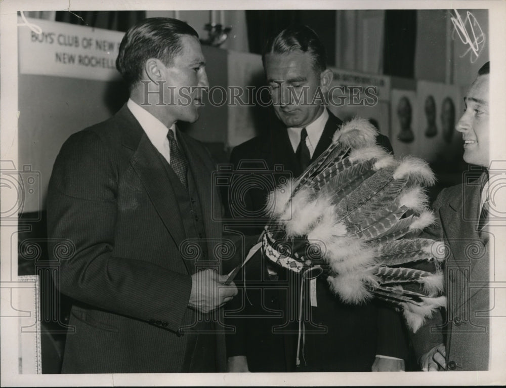 1936 Press Photo Heavyweight Tommy Loughran explains Indian headdress- Historic Images