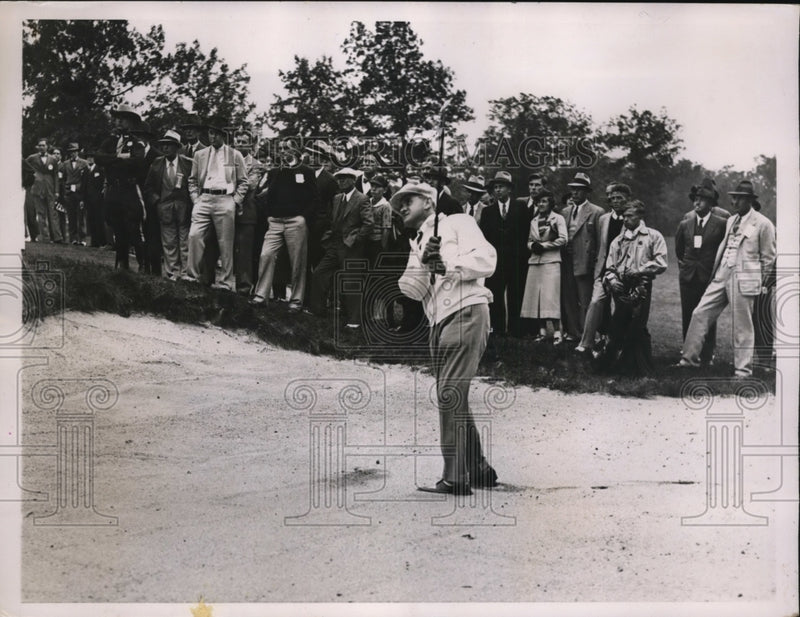 Load image into Gallery viewer, 1934 Press Photo Reggie Whitcombe gets out of sand trap at 14th hole - nes33864
