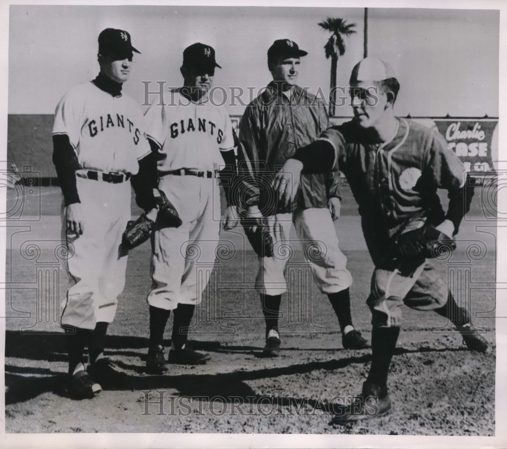 1952 Press Photo Pitcher Hannie Urbanus works out at New York Giants camp- Historic Images
