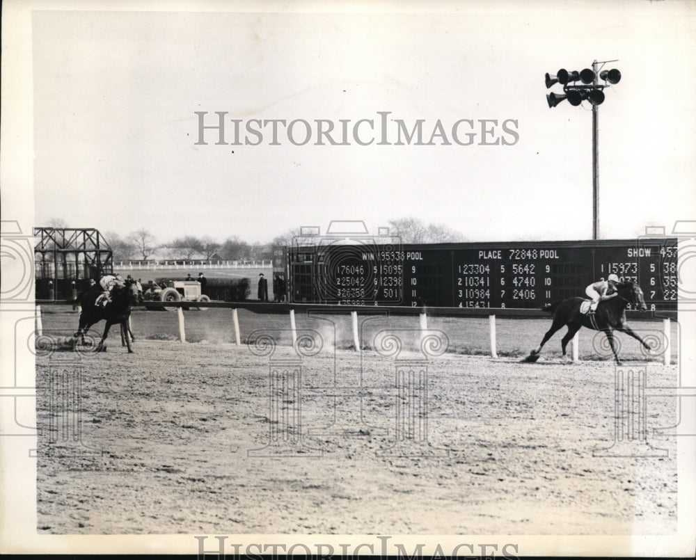 1944 Press Photo NY jockey C Wahler on Bee Reigh, S Brooks on Bull Dandy- Historic Images