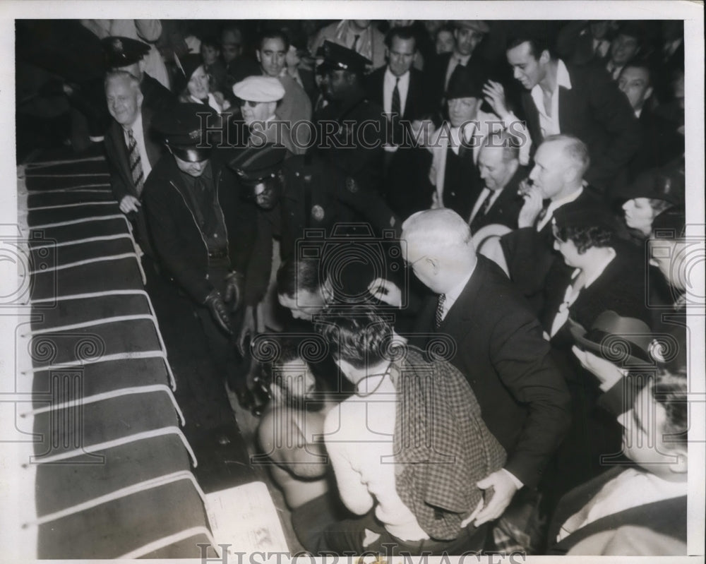 1934 Press Photo Man Mountain Dean thrown from ring vs Londos at LA Calif- Historic Images