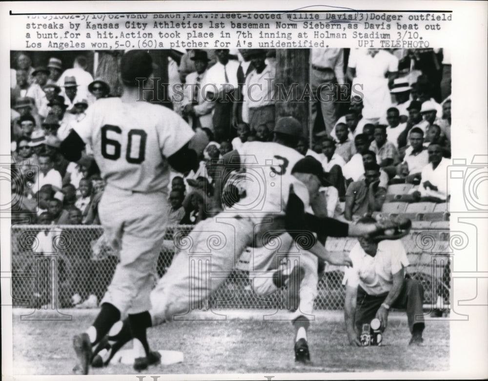 1962 Press Photo Vero Beach Fla Willie Davis Dodger vs KC A&#39;s Norm Siebern- Historic Images
