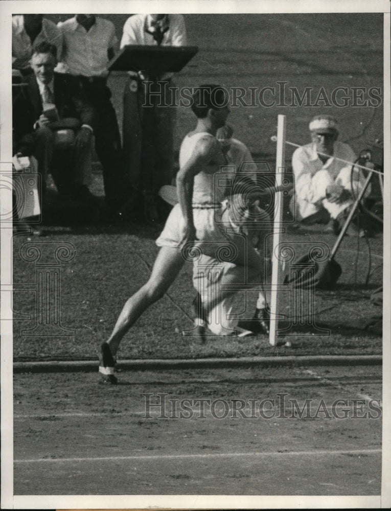 1932 Press Photo Bill Carr of USA in 4 x 400 relay at Xth Olympiad - nes34061- Historic Images