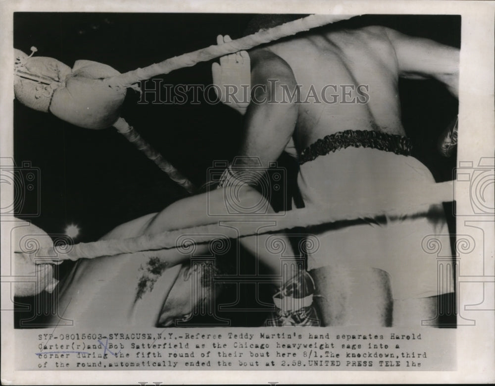 1956 Press Photo Syracuse NY Ref Ted Martin, Harold Carter vs Bib Satterfield- Historic Images