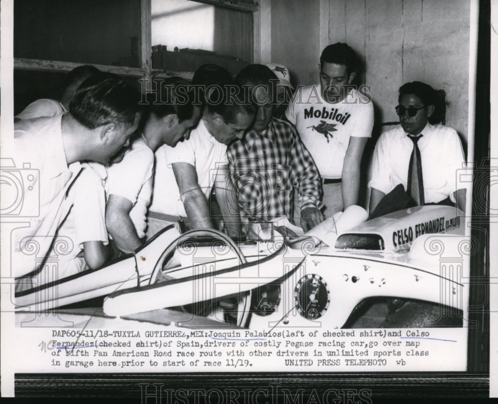 1954 Press Photo Tuxtla Guiterre Mexico Joaquin Palacios, Celso Fernandez &amp; car- Historic Images