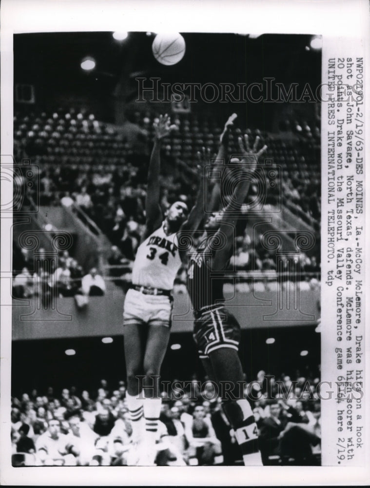 1963 Press Photo Drake&#39;s McCoy McLemore vs John Savage N Texas at Des Moines Ia- Historic Images