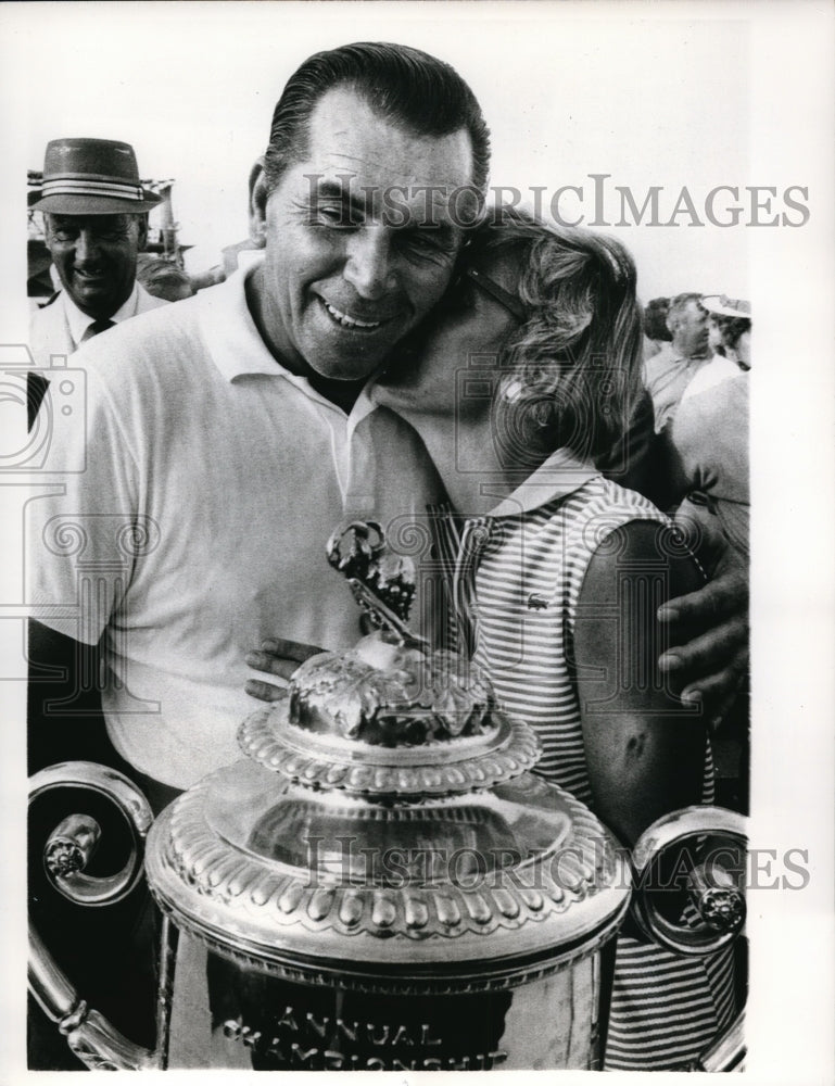 1968 Press Photo Julius Boros ,wife Armen at 50th PGA winner at San Antonio Tx- Historic Images