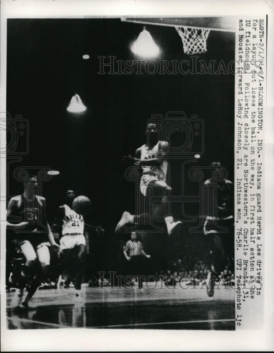 1960 Press Photo Indian's Herb Lee lays up vs Northwestern Charlie Brandt- Historic Images