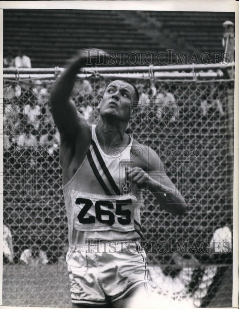 1959 Press Photo Dave Edstrom US Decathlon team 149&#39;7&quot; discus throw - nes34377- Historic Images
