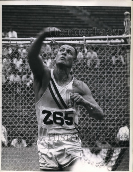 1959 Press Photo Dave Edstrom US Decathlon team 149'7" discus throw - nes34377- Historic Images