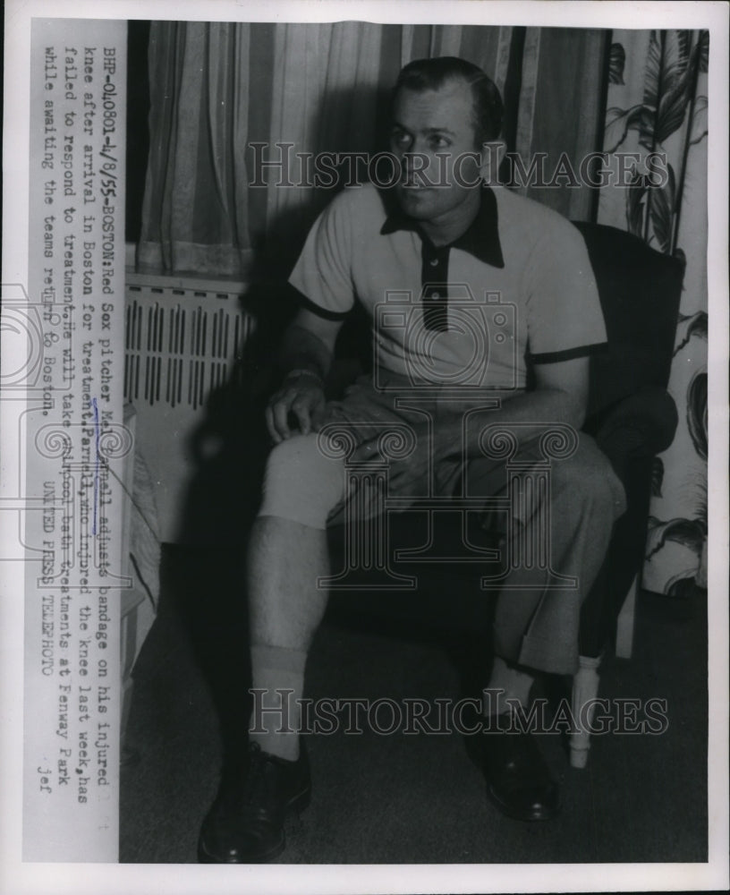 1955 Press Photo Red Sox pitcher Mel Parnell adjusts knee bandage in Boston- Historic Images