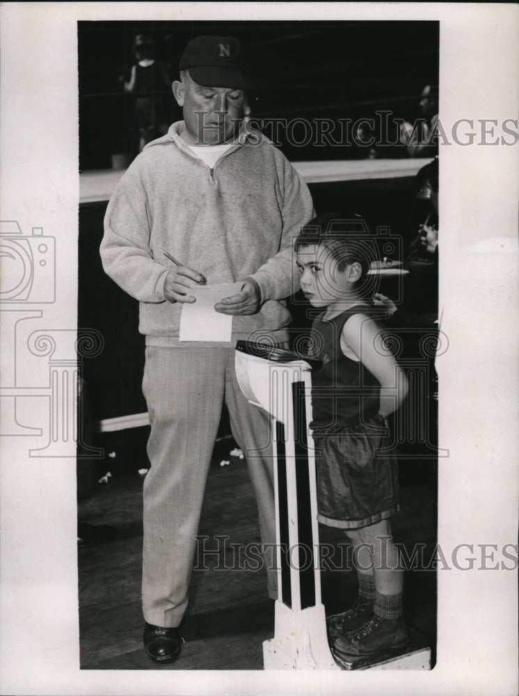 1937 Press Photo Mickey Moriarty age 4 &amp; boxing coach Spike Webb - nes34573- Historic Images