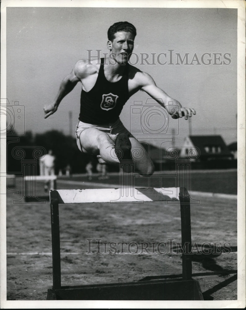 1939 Press Photo Earl Cickery low hurdles for University of Southern Calif- Historic Images