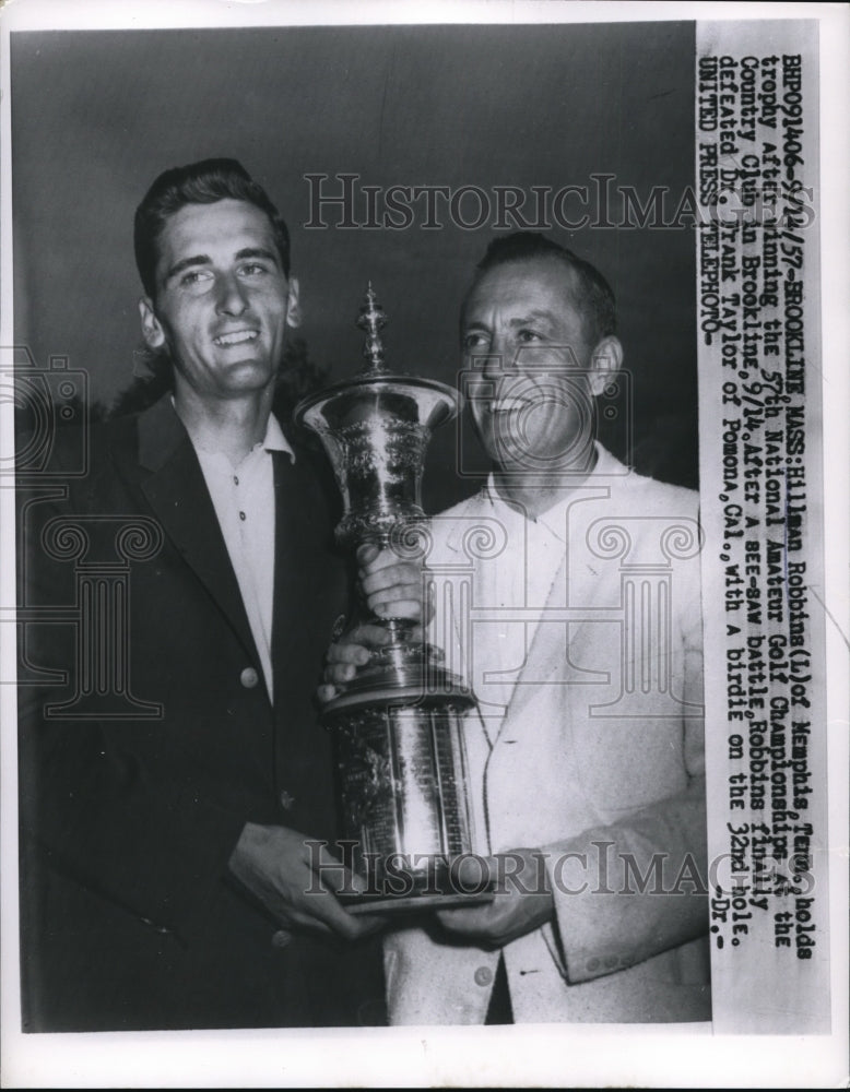 1957 Press Photo Hillman Robbins &amp; National Amateur golf trophy in Mass- Historic Images