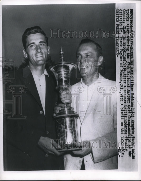 1957 Press Photo Hillman Robbins & National Amateur golf trophy in Mass- Historic Images